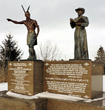 Monument à Midland, Ontario du Bienheureux Joseph Chiwatenhwa et saint Jean de Brébeuf